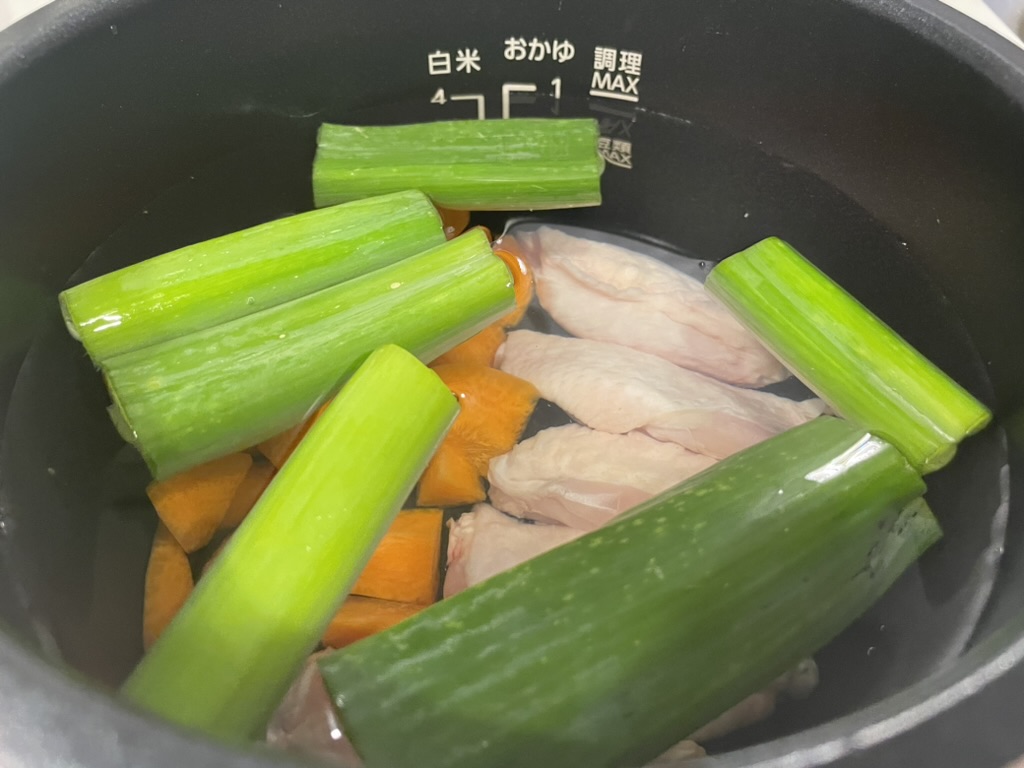 スロークッカーに材料を全て入れた写真